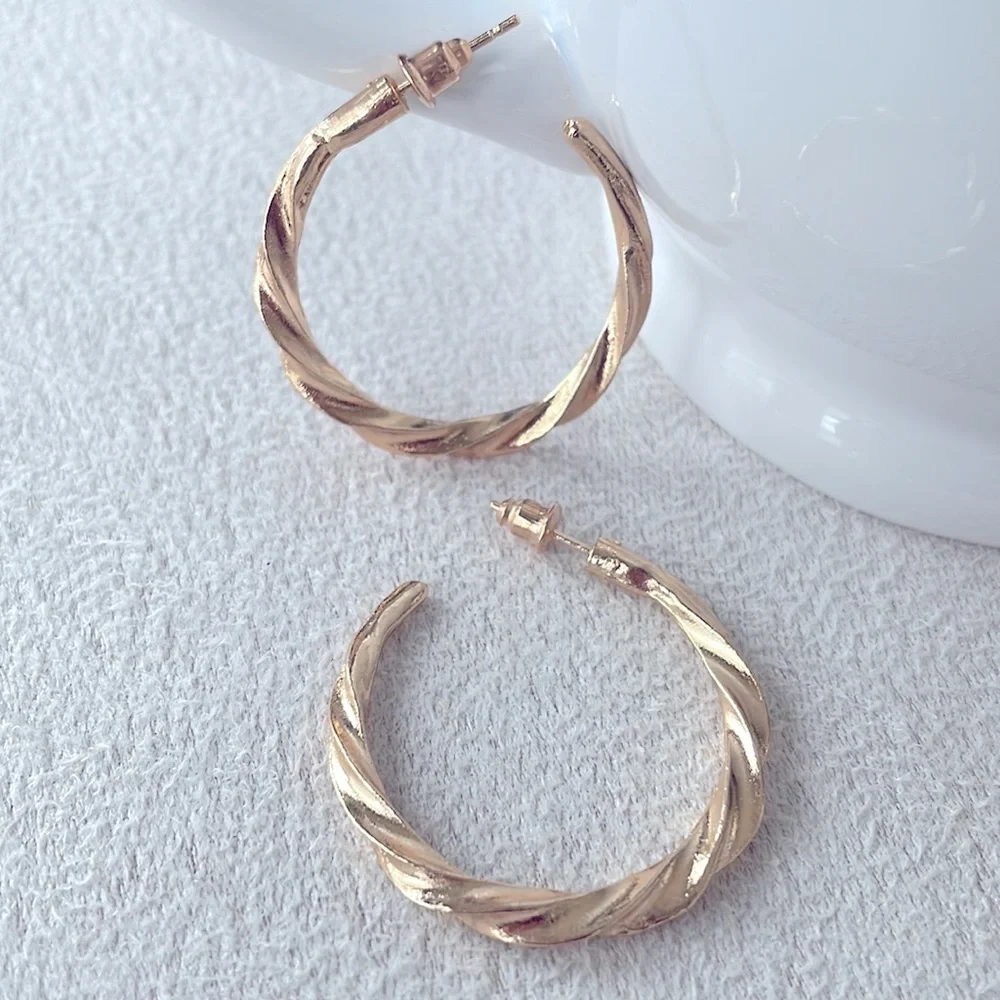 Medium twisted gold hoop